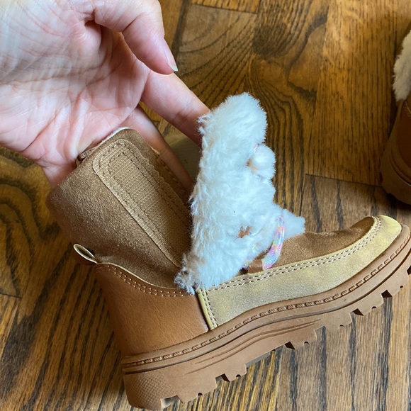 Carter’s faux fur boots with rainbow laces. Size 9. Great condition! - Picture 4 of 9